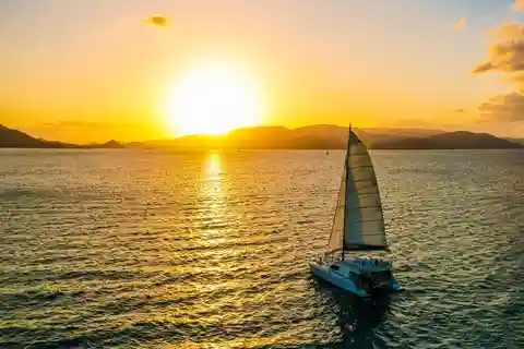 Airlie Beach : Croisière en catamaran au coucher du soleil (BYOB Sunset Sail in Style)