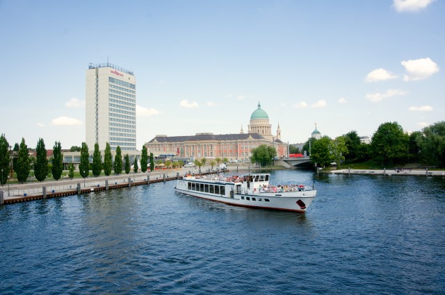 Visit Potsdam Palace Tour by Boat in Berlino