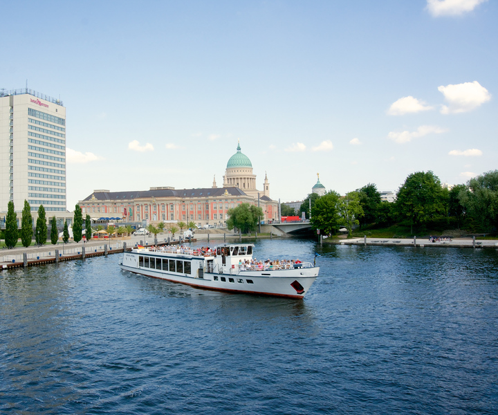 Potsdam: Palace Tour by Boat