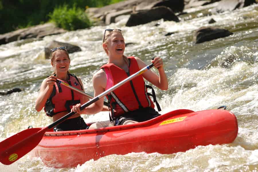 Ab Prag: Tour mit Kanu auf dem Fluss Sazava für alle Niveaus. Foto: GetYourGuide
