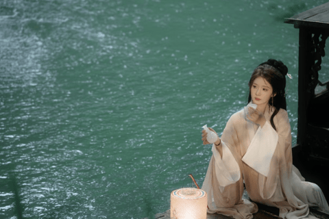 杭州：西湖乘船观光摄影