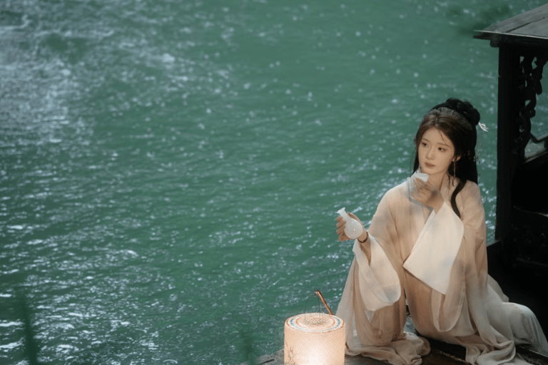 杭州：西湖乘船观光摄影