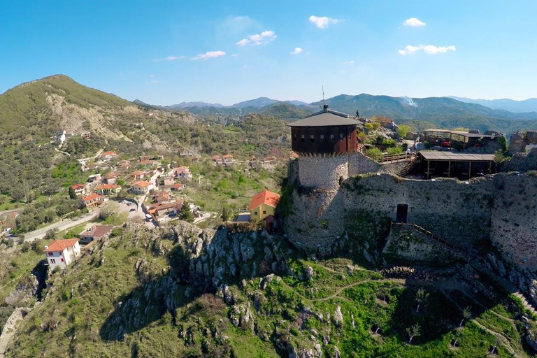 Z Tirany/Durres/Golem: jaskinia Pellumbas i tyrolkaJaskinia Pellumbas, zamek Petrela i doświadcz jazdy na tyrolce