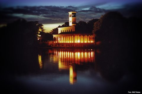 Potsdam: impressioni notturne del castello in barca