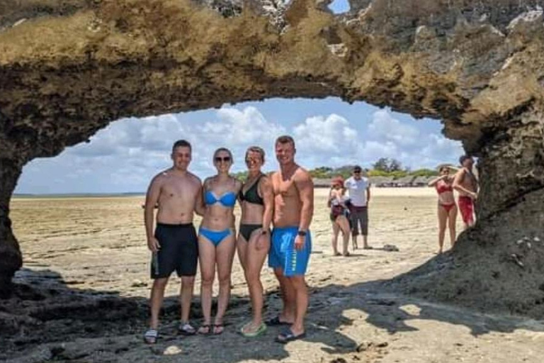 From Nungwi/Kendwa: Safari Blue Trip with Lunch & Sandbank