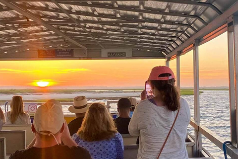 Aqaba: Private Sunset Cruise Boat Tour with Snacks