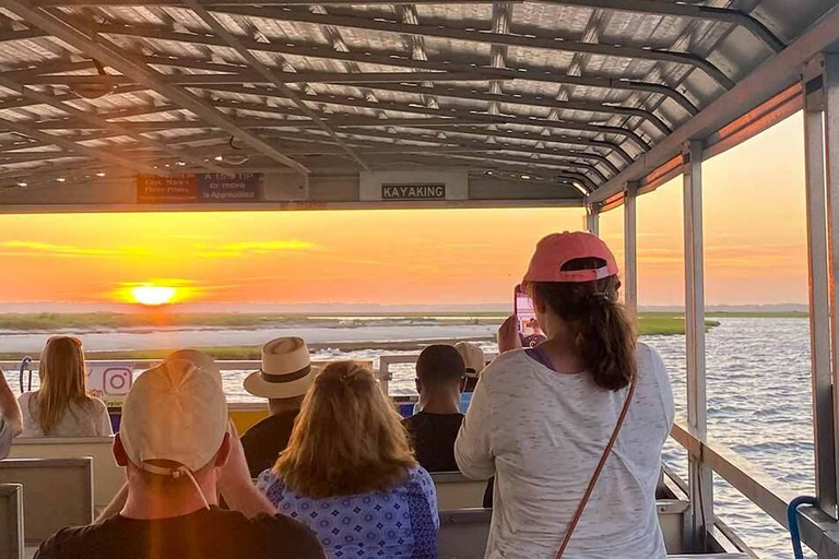 Aqaba: Private Sunset Cruise Boat Tour with Snacks