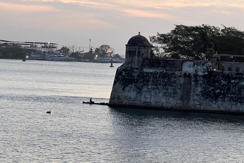 Passeio de bicicleta ao pôr do sol com visita à baía de Cartagena e GetsemaníPasseio de bicicleta ao pôr do sol com visita à Baía de Cartagena e Getsemaní