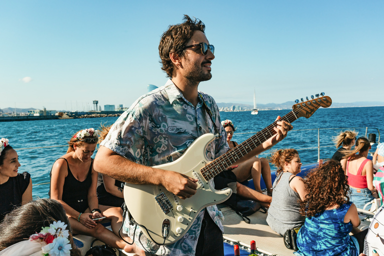 Barcelona: Segla med katamaran i solnedgången med livemusikBarcelona: Katamaransegling vid solnedgången med livemusik