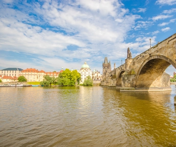 Prague: Guided Bus & Walking Tour with River Cruise & Lunch