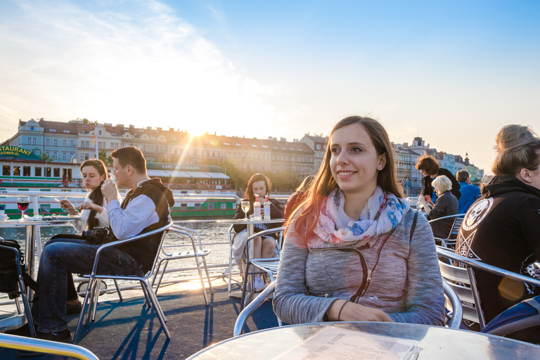 Prague: Sightseeing Boat Cruise with Buffet Dinner