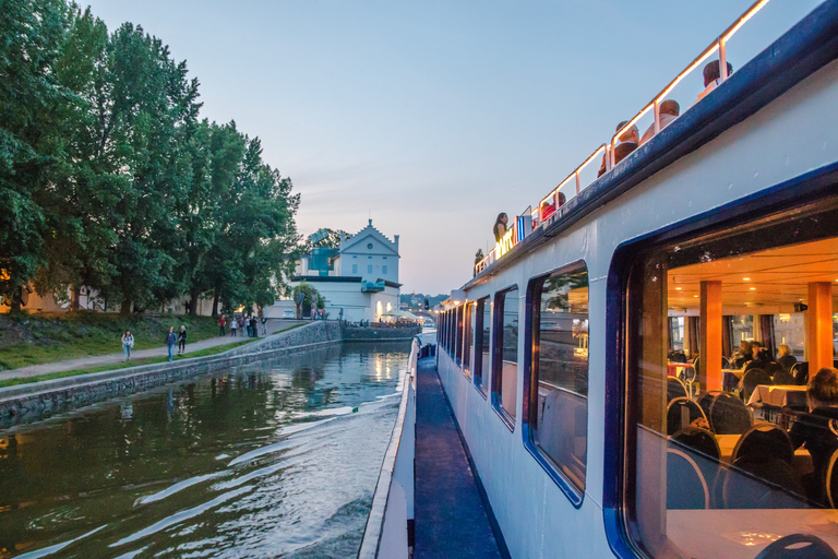 Prague: Sightseeing Boat Cruise with Buffet Dinner