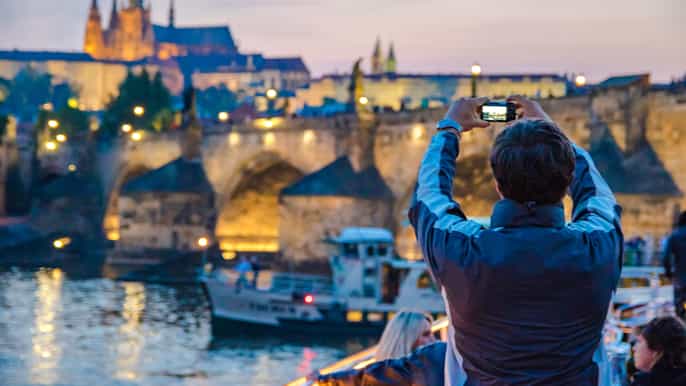 prag bootstour mit abendessen und livemusik