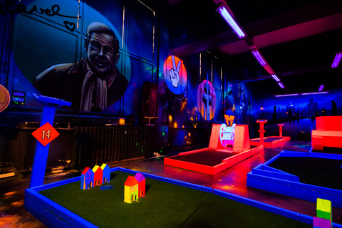 Praga: Jogo de minigolfe Glow Golf com luz UVPraga: Jogo de Mini-Golfe no Escuro com 2 Drinques