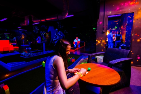 Praga: Partido de mini golf con luz ultravioletaPraga: Partido de mini golf con luz UV y 2 copas