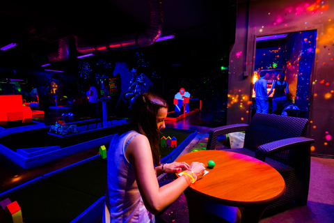 Praga: Gioco di mini golf a luce UV Glow GolfPraga: minigolf al Glow Golf con luce UV + 2 drink