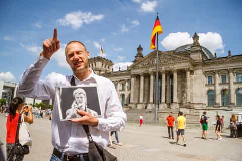 Berlin: Bowie Walk with Free Drink at Café Neues Ufer
