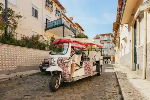 Lisboa: Tour de Tuk Tuk de 4 horas com degustação de comida e vinho