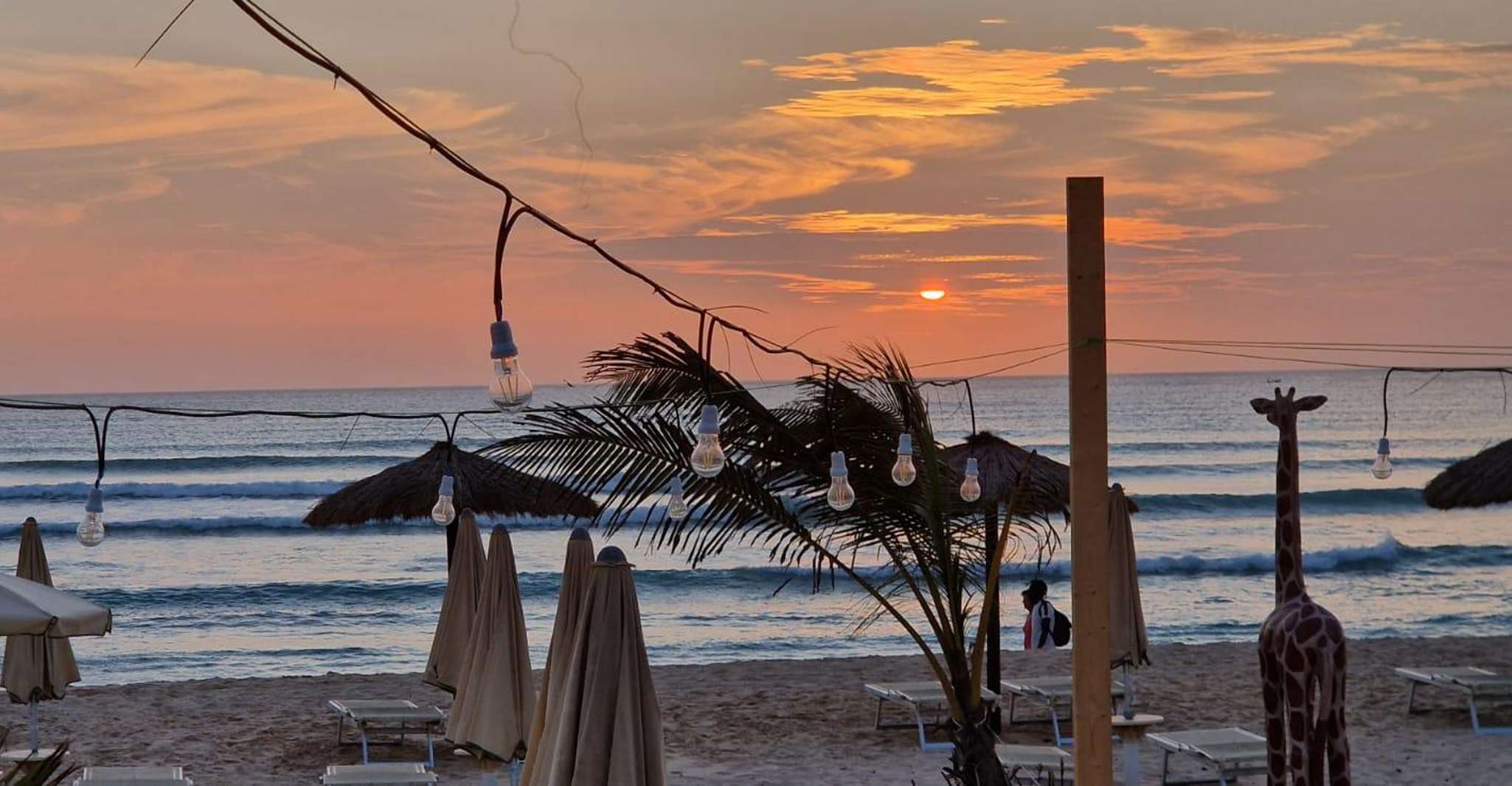 Speel elke zondag Djembe instrumenten op het strand! - Hizvo
