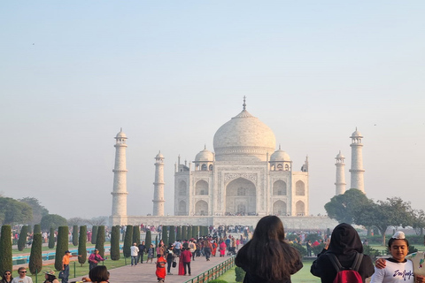 Z Agry: Odwiedź Taj Mahal w krótszym czasie pociągiem gatimanWycieczka z lunchem, biletem na zabytek lub tylko samochodem i przewodnikiem