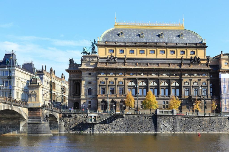 Rondleiding door Praag per bus, te voet, boot met snack en museumTour in het Engels