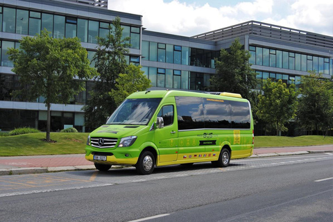 Rondleiding door Praag per bus, te voet, boot met snack en museumTour in het Engels