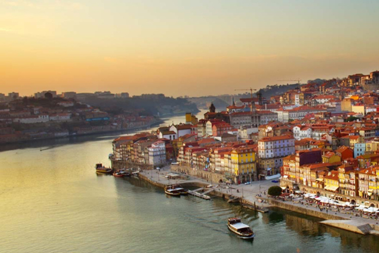 Evite Fila: Tour de Vinhos do Porto com 7 DegustaçõesTour do Vinho do Porto em grupo