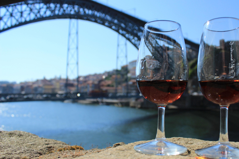 Evite Fila: Tour de Vinhos do Porto com 7 DegustaçõesTour do Vinho do Porto em grupo