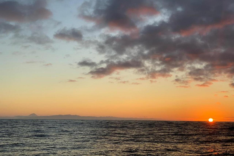 Isla Terceira : Excursión en barco al atardecer con bebida localPuesta de Sol en Barco en la Isla Terceira