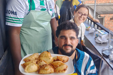 Medellin: Empanada Workshop & Cable Car in Comuna 13