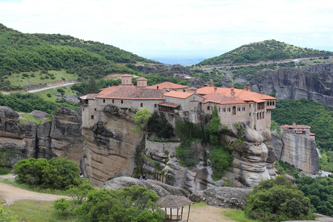 From Thessaloniki: Meteora Day Trip with Kalambaka Visit