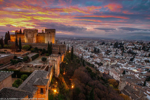 Granada: Alhambra i Albaicín Mała wycieczka grupowaWycieczka w języku hiszpańskim