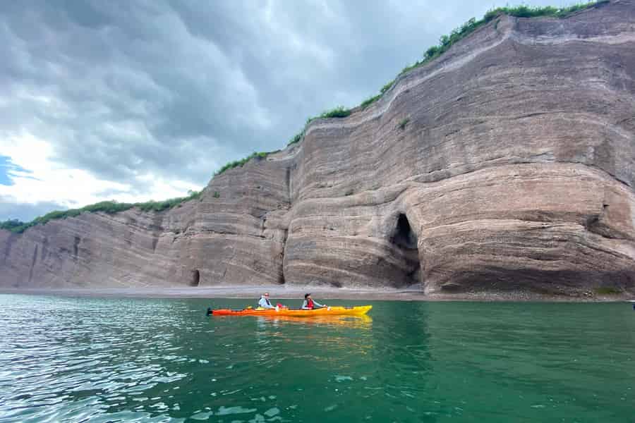 Saint John: Geführte Kajaktour zu den St. Martins Sea Caves. Foto: GetYourGuide