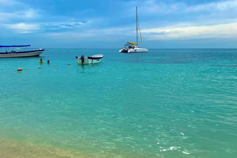 From Cartagena: Barú - Playa Tranquila Day Trip with Lunch