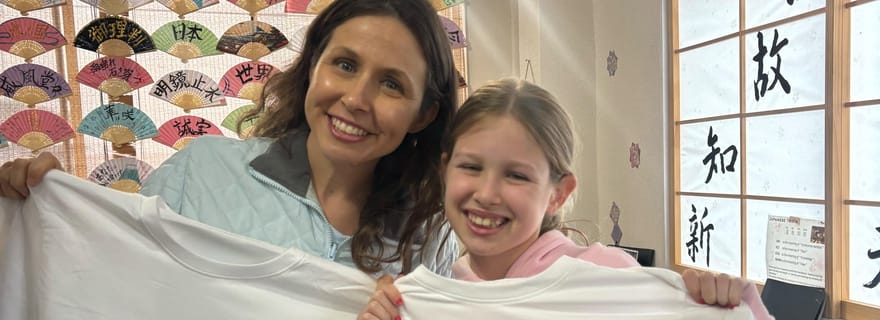 Réalisez une calligraphie et imprimez-la sur un T-shirt.