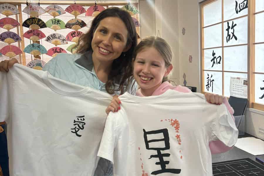 Kalligrafie & Drucke deine Kalligrafie auf ein T-Shirt.. Foto: GetYourGuide Kalligrafie & Drucke deine Kalligrafie auf ein T-Shirt.. Foto: GetYourGuide