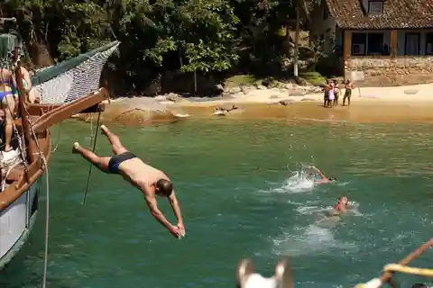 Meio dia de passeio de escuna e mergulho na Baía de Paraty