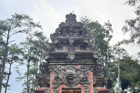 乌布猴林、梯田、秋千、寺庙和瀑布乌布猴林、水稻梯田、秋千、寺庙和瀑布