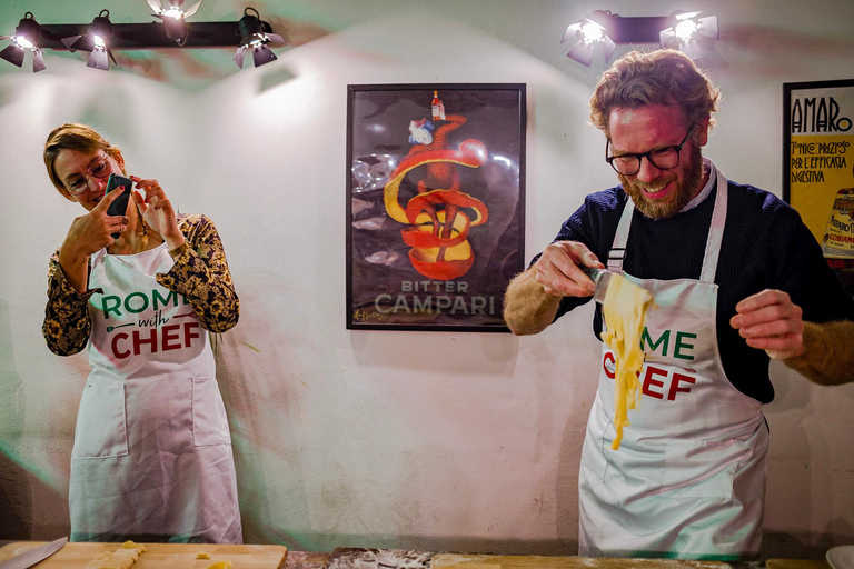 Rome : Pâtes traditionnelles avec cocktails Cours de cuisine en état d'ébriétéClasse de groupe