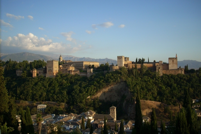 Z Sewilli: Prywatna jednodniowa wycieczka do Granady z wizytą w Alhambrze