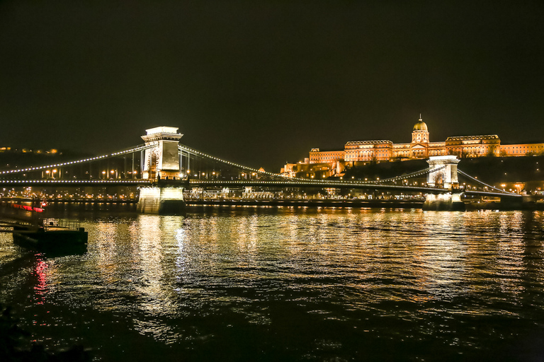 Budapest : Croisière en soirée avec boissons et musique liveCroisière avec boissons à volonté