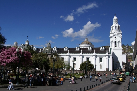 Quito i środek światowej wycieczki całodniowej