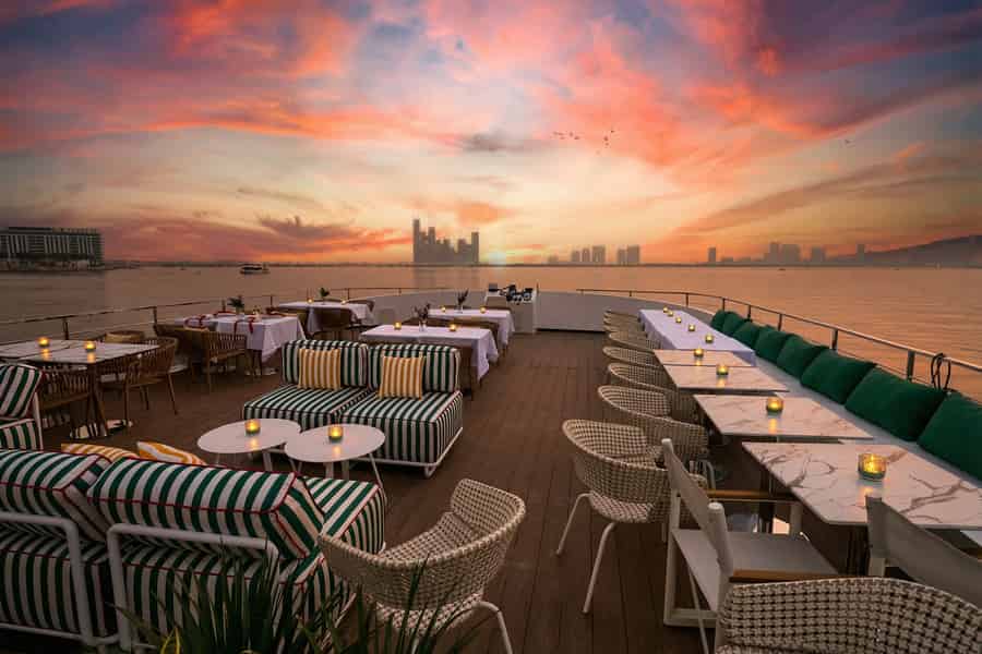 Dubais beste Dinner-Bootsfahrt: Michelin-Koch-Menü & Live-Show. Foto: GetYourGuide