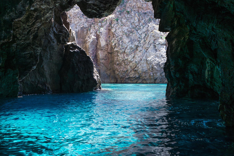 Kotor: Tour di gruppo in barca - Grotta Azzurra - Nostra Signora delle RocceKotor: Tour di gruppo in barca - Grotta Blu - Nostra Signora delle Rocce