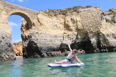 Lagos: Sunrise SUP Yoga Experience at Praia dos Estudantes