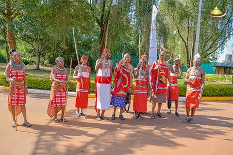 Desde Nairobi: Excursión y Espectáculos de Danzas Culturales Bomas de Kenia.