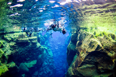 Reykjavik Combo Snorkel w Silfra Szczeliny & Lava JaskiniarstwaNurkowanie w Silfra Szczeliny & Lava Jaskiniarstwa