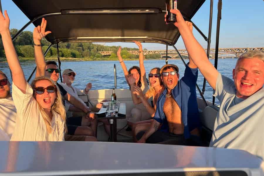 Warschau: Weichselkreuzfahrt mit deiner Musik und Blick auf die Stadt. Foto: GetYourGuide Warschau: Weichselkreuzfahrt mit deiner Musik und Blick auf die Stadt. Foto: GetYourGuide