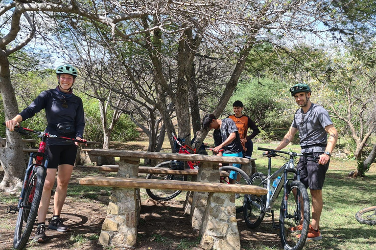 Passeio de bicicleta pelas antigas trilhas locais: Monte Alban e Atzompa