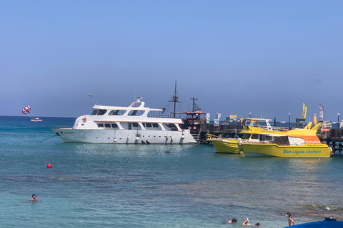 Protaras : Croisière au coucher du soleil dans les années 80 et 90 avec dîner chypriote et DJRENCONTRE AU BATEAU Repas chypriote. 1 verre de vin, de bière, de soda ou de jus de